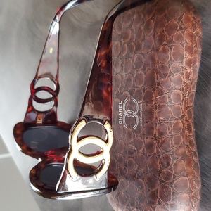 Tortoise Shell sunglasses with case
